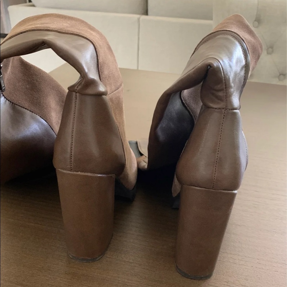 4/25. Brown boots size 9